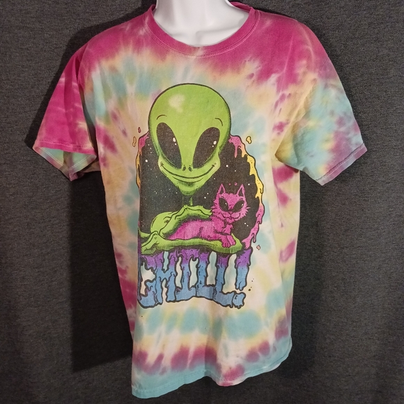 im1 Tops - Women's Tie-Dye Tee Alien Holding Cat "Chill" Size M